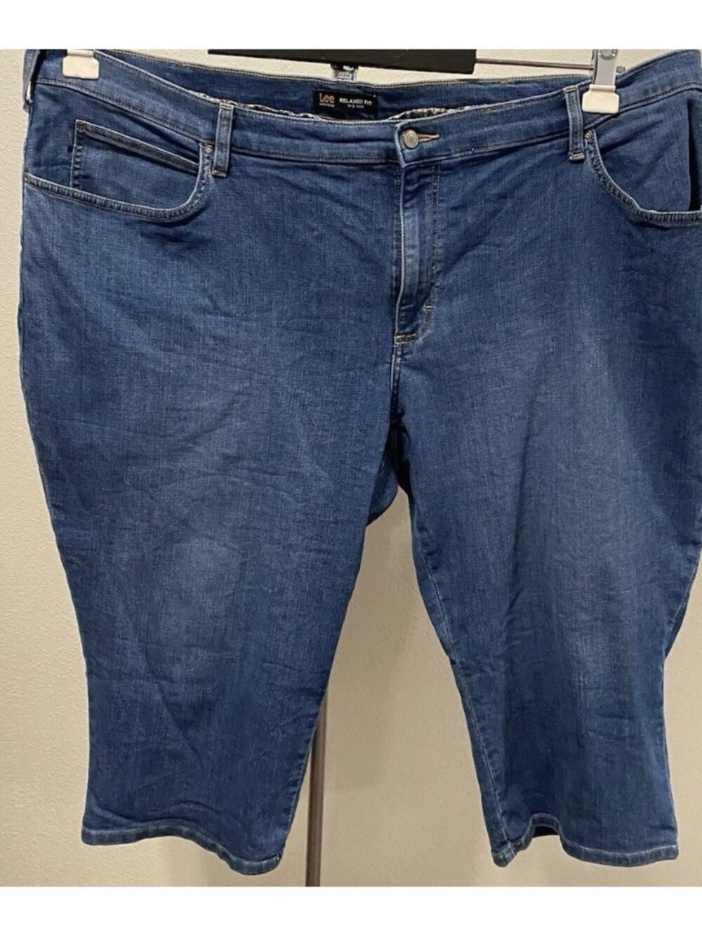 Lee Womens Size 24M Capris Jean Relaxed Fit 46X19” Reads Midrise ( measured 11”)